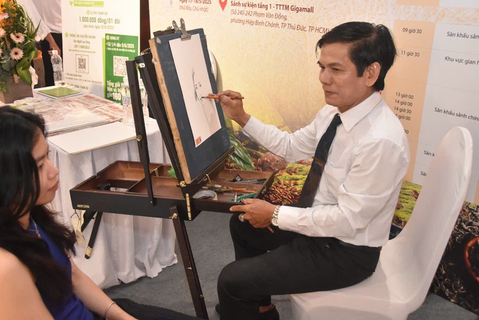 Khách tham quan thích thú nhận ký chân dung miễn phí tại chương trình "Tôn vinh cà phê, trà Việt"- Ảnh 1. Khách tham quan thích thú nhận ký chân dung miễn phí tại chương trình "Tôn vinh cà phê, trà Việt"- Ảnh 1.
