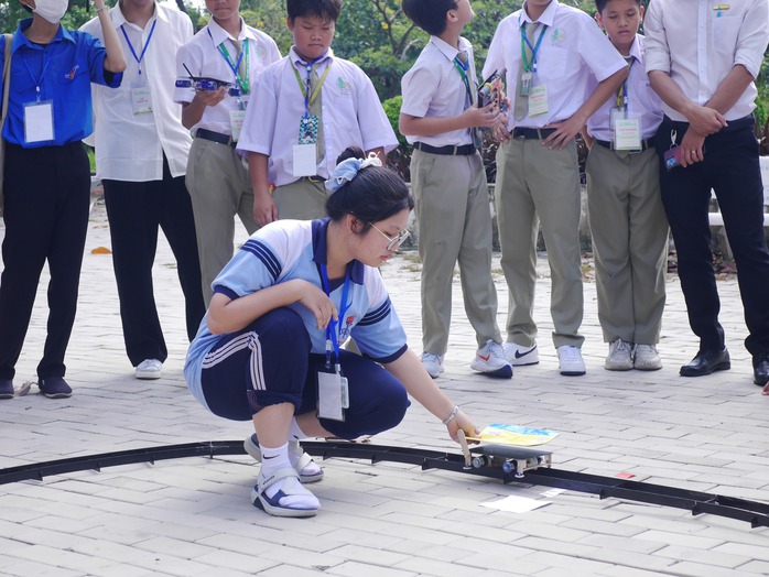Học sinh TP HCM khám phá vũ trụ, trải nghiệm làm sinh viên- Ảnh 8. Học sinh TP HCM khám phá vũ trụ, trải nghiệm làm sinh viên- Ảnh 8.