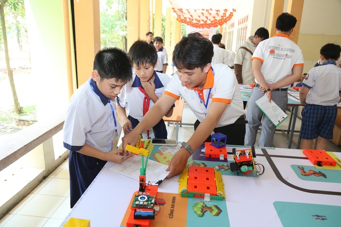 Học sinh TP HCM khám phá vũ trụ, trải nghiệm làm sinh viên- Ảnh 1. Học sinh TP HCM khám phá vũ trụ, trải nghiệm làm sinh viên- Ảnh 1.