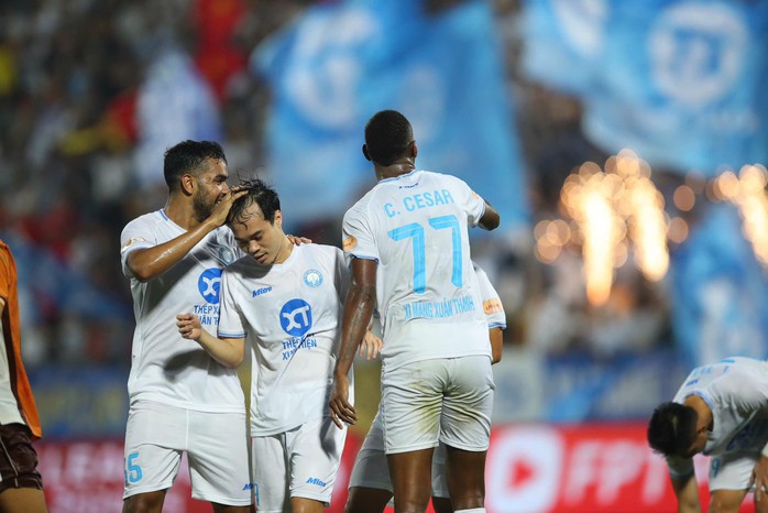 Nam Định thắng đậm HAGL, tiến gần "ngôi vương" V-League 2024-2025 - Ảnh 5.