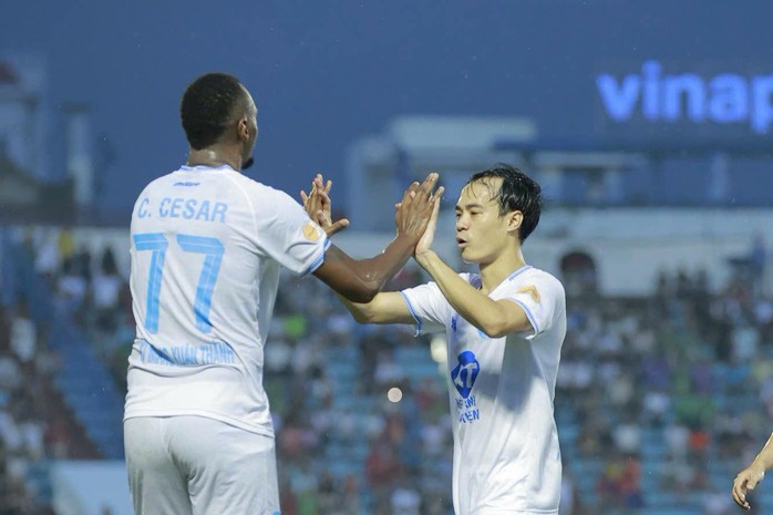 Nam Định thắng đậm HAGL, tiến gần "ngôi vương" V-League 2024-2025 - Ảnh 6.