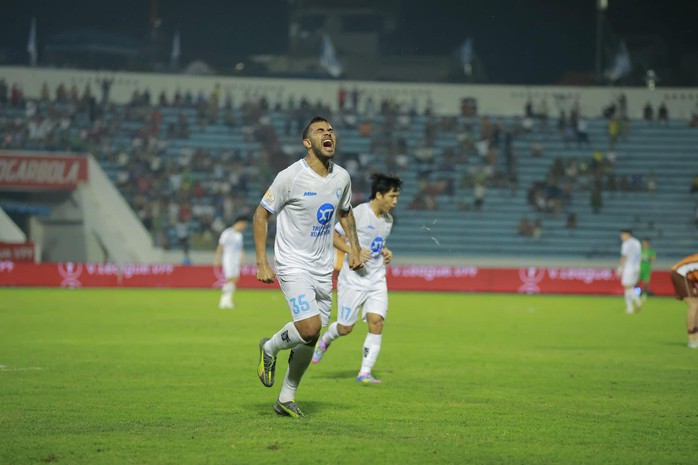 Nam Định thắng đậm HAGL, tiến gần "ngôi vương" V-League 2024-2025 - Ảnh 4.