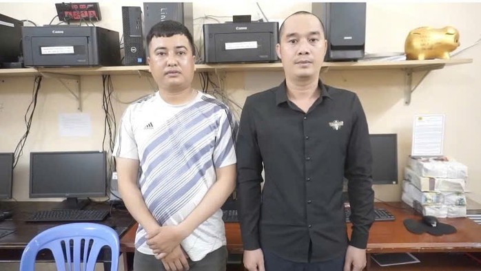 Công an TP HCM quyết tâm triệt quảng cáo bẩn, núp bóng- Ảnh 1. Công an TP HCM quyết tâm triệt quảng cáo bẩn, núp bóng- Ảnh 1.