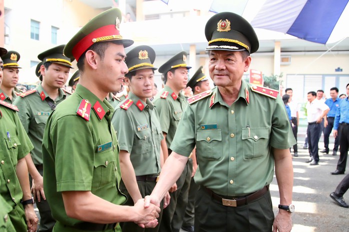Công an TP HCM quyết tâm triệt quảng cáo bẩn, núp bóng- Ảnh 2. Công an TP HCM quyết tâm triệt quảng cáo bẩn, núp bóng- Ảnh 2.