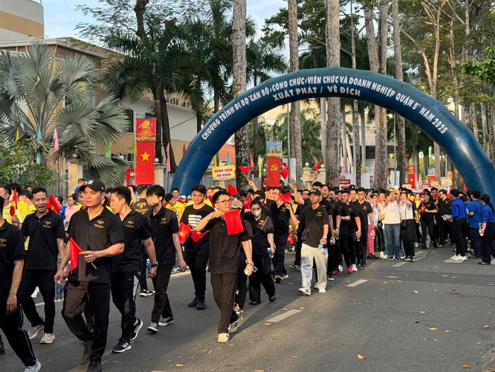 Sôi nổi Chương trình đi bộ Cán bộ, công chức, viên chức, doanh nghiệp Quận 5- Ảnh 4. Sôi nổi Chương trình đi bộ Cán bộ, công chức, viên chức, doanh nghiệp Quận 5- Ảnh 4.