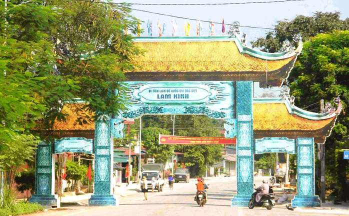 Cổng chào vào khu di tích Lam Kinh bị mưa giông quật đổ- Ảnh 2.