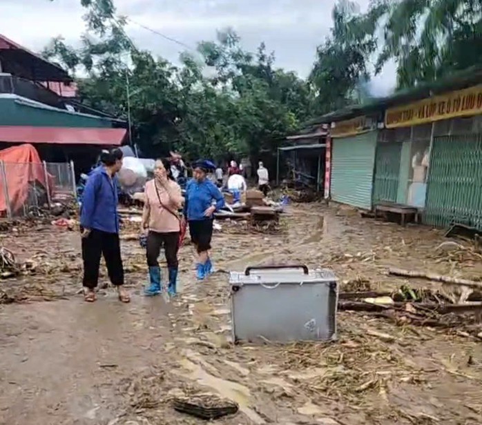 VIDEO: Lũ quét bất ngờ trong đêm làm nhiều người chết và mất tích- Ảnh 2. VIDEO: Lũ quét bất ngờ trong đêm làm nhiều người chết và mất tích- Ảnh 2.