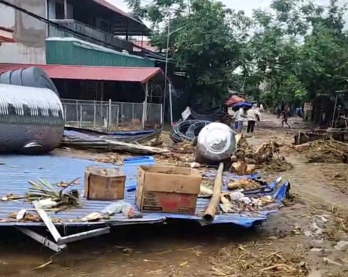 VIDEO: Lũ quét bất ngờ trong đêm làm nhiều người chết và mất tích- Ảnh 3. VIDEO: Lũ quét bất ngờ trong đêm làm nhiều người chết và mất tích- Ảnh 3.