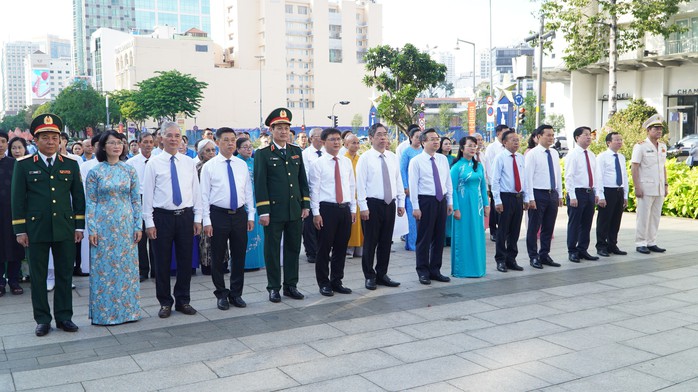 Lãnh đạo TP HCM dâng hoa tưởng niệm Chủ tịch Hồ Chí Minh- Ảnh 1.