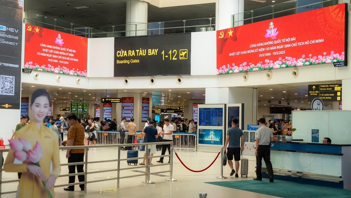 Hình ảnh Bác Hồ tràn ngập tại sân bay Nội Bài - Ảnh 3.