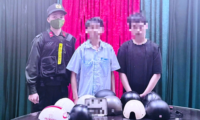 Thanh niên trộm hàng loạt mũ bảo hiểm các cặp đôi hẹn hò để… "trả thù tình" - Ảnh 1.