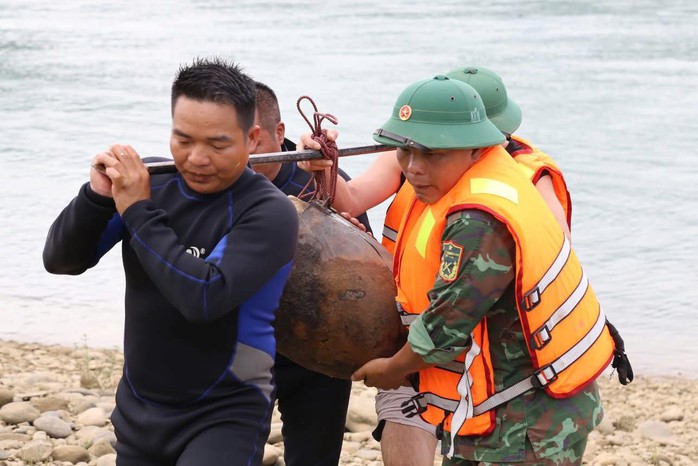 Phát hiện quả bom hơn 900 kg gần chân cầu Hòa Bình- Ảnh 1.