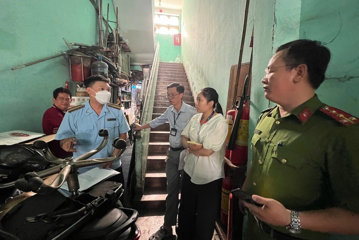 Loạn giá giữ xe ngày lễ - Ảnh 1.
