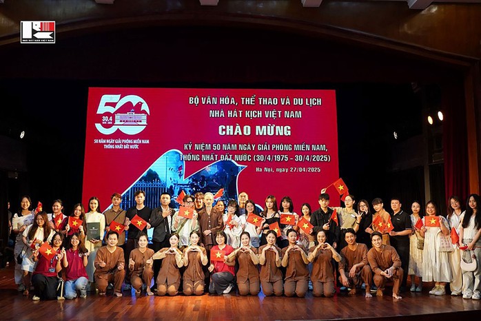 Xem kịch và cùng nghệ sĩ hát Quốc ca - Ảnh 1. Xem kịch và cùng nghệ sĩ hát Quốc ca - Ảnh 1.