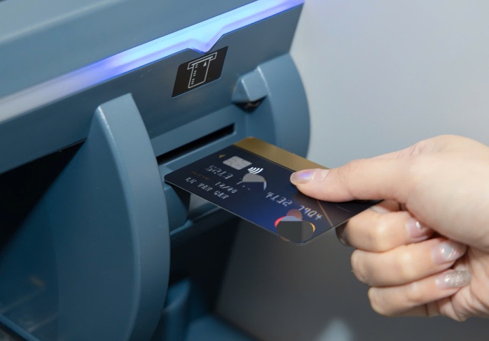 Dịp lễ 30-4, rút tiền ở máy ATM/CDM đừng quên cảnh báo mới nhất của ngân hàng - Ảnh 1.