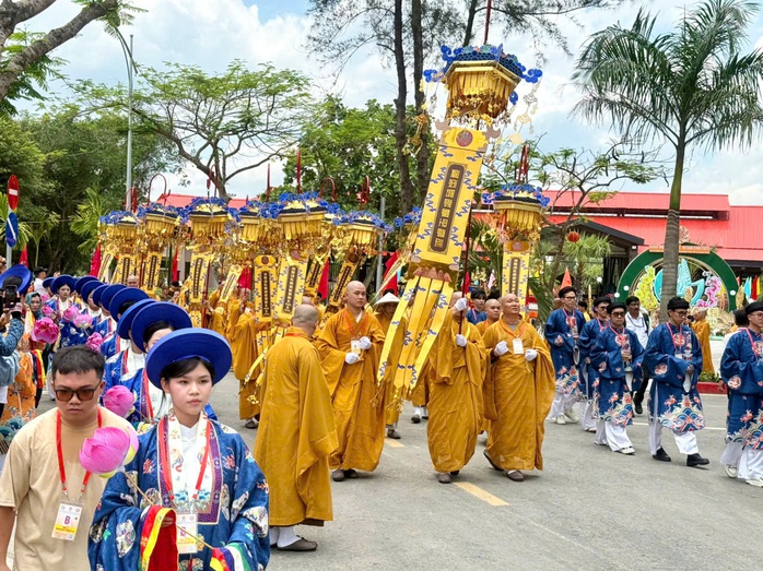 Những hình ảnh cung rước Xá lợi Đức Phật về Bình Chánh- Ảnh 3. Những hình ảnh cung rước Xá lợi Đức Phật về Bình Chánh- Ảnh 3.