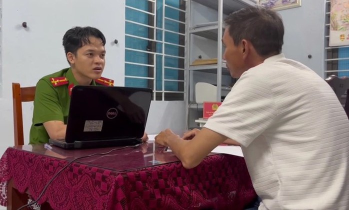 Cha dựng "kịch bản" nhặt ví để con lập công - Ảnh 1.