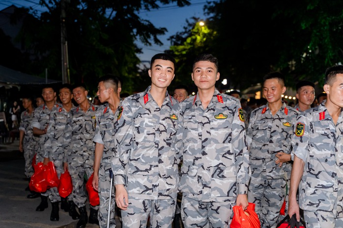 Khối diễu binh A50 tạm biệt TP HCM: "Tình cảm của bà con làm chúng tôi rất xúc động!"- Ảnh 16. Khối diễu binh A50 tạm biệt TP HCM: "Tình cảm của bà con làm chúng tôi rất xúc động!"- Ảnh 16.
