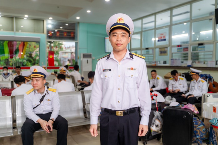 Khối diễu binh A50 tạm biệt TP HCM: "Tình cảm của bà con làm chúng tôi rất xúc động!"- Ảnh 17. Khối diễu binh A50 tạm biệt TP HCM: "Tình cảm của bà con làm chúng tôi rất xúc động!"- Ảnh 17.