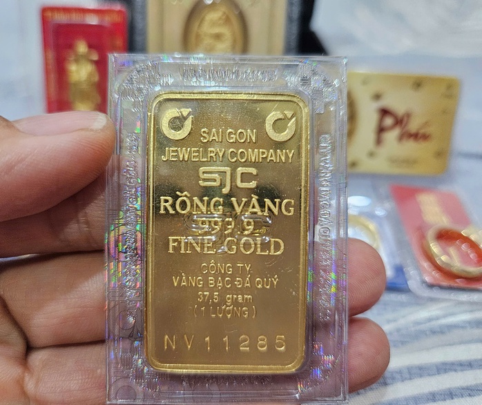 Sáng 2-5, giá vàng miếng SJC cao hơn thế giới khoảng 18 triệu đồng- Ảnh 2. Sáng 2-5, giá vàng miếng SJC cao hơn thế giới khoảng 18 triệu đồng- Ảnh 2.