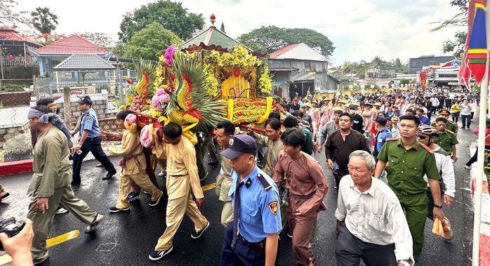 Tiến sĩ Ngô Quang Láng: “Chặn đường thu phí ở Núi Sam là rất phản cảm!” - Ảnh 2.