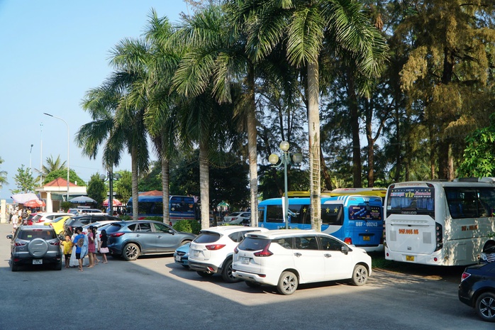 Choáng với cảnh du khách chen nhau tắm biển Sầm Sơn- Ảnh 10. Choáng với cảnh du khách chen nhau tắm biển Sầm Sơn- Ảnh 10.