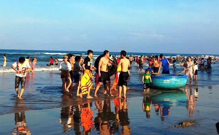 Trong 2 ngày, tổ cứu hộ bãi biển cứu 11 người thoát chết - Ảnh 1.