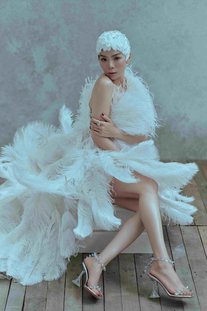 Bộ ảnh nhiều ẩn ý của Lệ Quyên- Ảnh 3. Bộ ảnh nhiều ẩn ý của Lệ Quyên- Ảnh 3.
