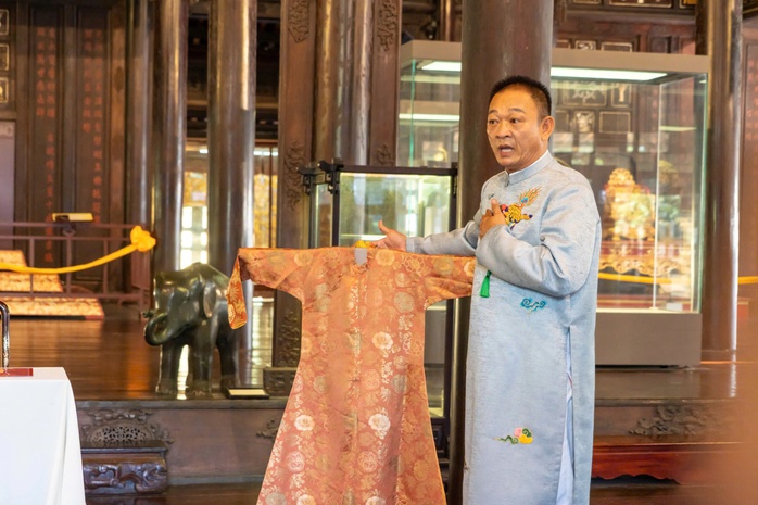 "Vén màn" lai lịch 2 chiếc áo dài của mẹ vua Bảo Đại mới trở về Huế- Ảnh 2. "Vén màn" lai lịch 2 chiếc áo dài của mẹ vua Bảo Đại mới trở về Huế- Ảnh 2.