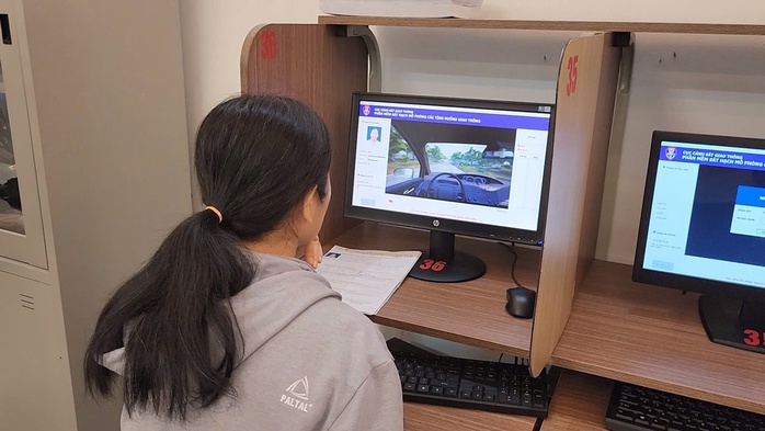 Công an TP HCM bắt đầu sát hạch cấp giấy phép lái xe- Ảnh 2. Công an TP HCM bắt đầu sát hạch cấp giấy phép lái xe- Ảnh 2.