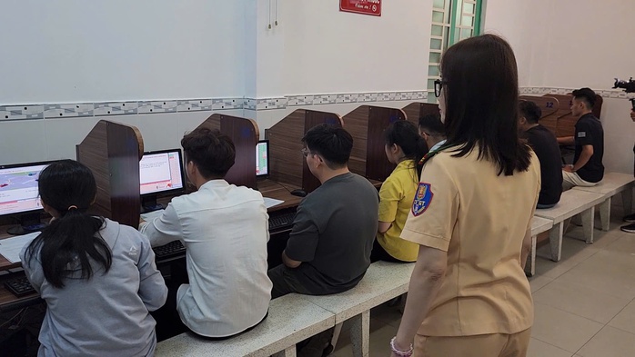 Công an TP HCM bắt đầu sát hạch cấp giấy phép lái xe- Ảnh 3. Công an TP HCM bắt đầu sát hạch cấp giấy phép lái xe- Ảnh 3.