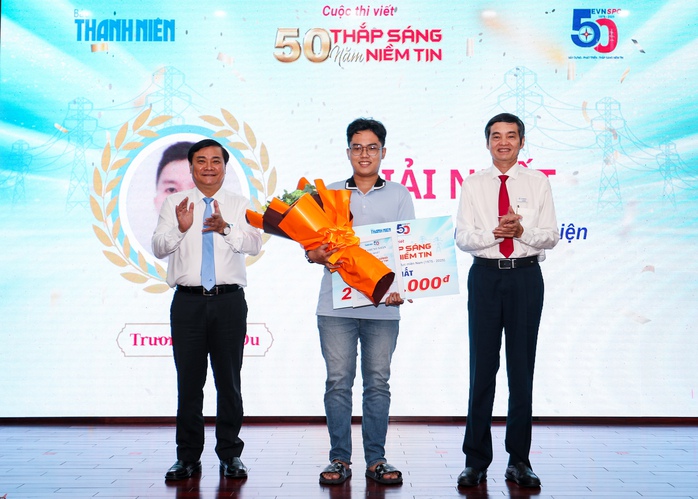 Cụ bà 83 tuổi tham gia thi viết về ngành điện miền Nam- Ảnh 1. Cụ bà 83 tuổi tham gia thi viết về ngành điện miền Nam- Ảnh 1.