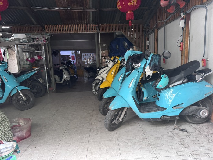Nhiều quán cà phê, quán ăn ở TP HCM trở thành điểm sạc xe máy điện- Ảnh 1. Nhiều quán cà phê, quán ăn ở TP HCM trở thành điểm sạc xe máy điện- Ảnh 1.