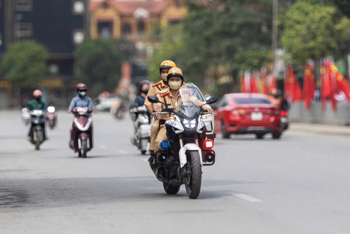CSGT dùng mô tô đặc chủng mở đường đưa người phụ nữ bị tai nạn giao thông đi cấp cứu- Ảnh 1. CSGT dùng mô tô đặc chủng mở đường đưa người phụ nữ bị tai nạn giao thông đi cấp cứu- Ảnh 1.