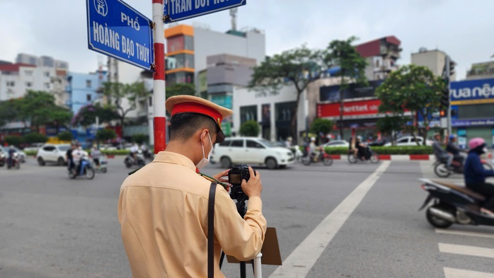 CSGT đặt máy quay ghi hình, nhiều tài xế xe máy bị phạt nguội - Ảnh 2.