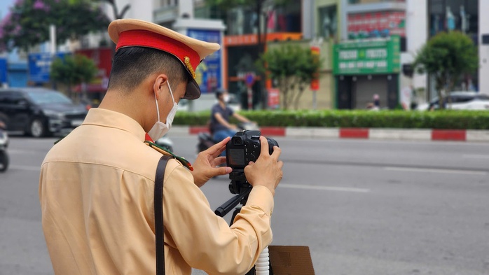 CSGT đặt máy quay ghi hình, nhiều tài xế xe máy bị phạt nguội - Ảnh 3.