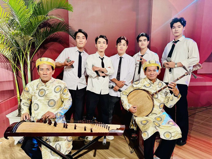 Khi Rap chạm vào đờn ca tài tử – Một cú giao thoa ấn tượng của Nhóm hát TDB- Ảnh 1. Khi Rap chạm vào đờn ca tài tử – Một cú giao thoa ấn tượng của Nhóm hát TDB- Ảnh 1.