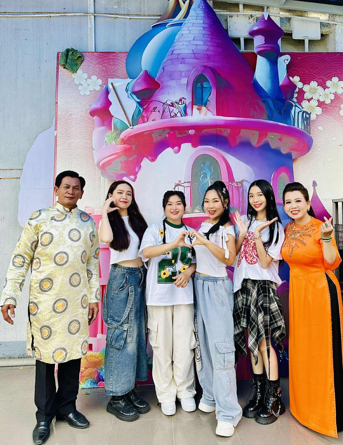 "Hãy là chiến binh" – Khi nhóm White heart. chạm vào hồn dân tộc- Ảnh 5. "Hãy là chiến binh" – Khi nhóm White heart. chạm vào hồn dân tộc- Ảnh 5.