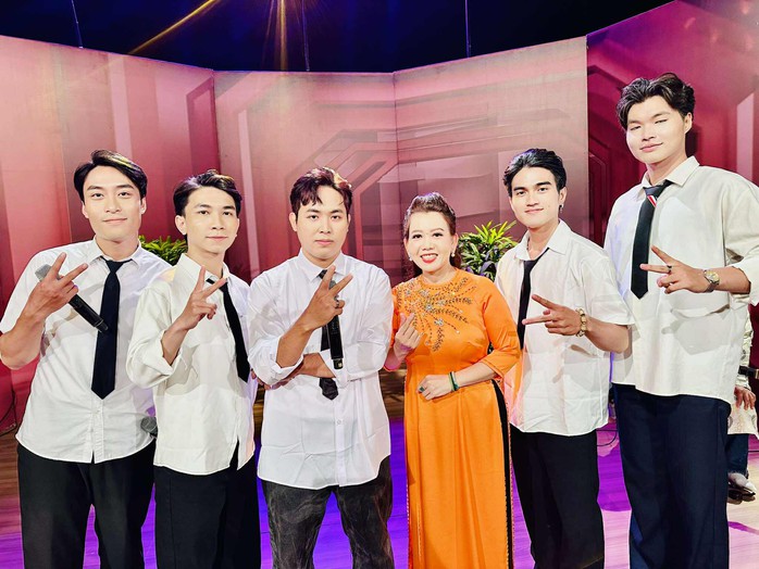 Khi Rap chạm vào đờn ca tài tử – Một cú giao thoa ấn tượng của Nhóm hát TDB- Ảnh 2. Khi Rap chạm vào đờn ca tài tử – Một cú giao thoa ấn tượng của Nhóm hát TDB- Ảnh 2.