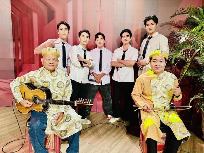 Khi Rap chạm vào đờn ca tài tử – Một cú giao thoa ấn tượng của Nhóm hát TDB- Ảnh 5. Khi Rap chạm vào đờn ca tài tử – Một cú giao thoa ấn tượng của Nhóm hát TDB- Ảnh 5.
