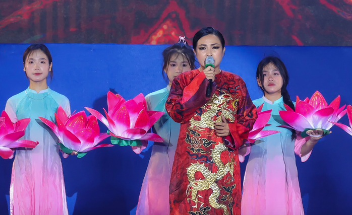 Xúc động đêm tôn vinh di sản văn hóa tâm linh Hà Nam- Ảnh 5. Xúc động đêm tôn vinh di sản văn hóa tâm linh Hà Nam - Ảnh 5.
