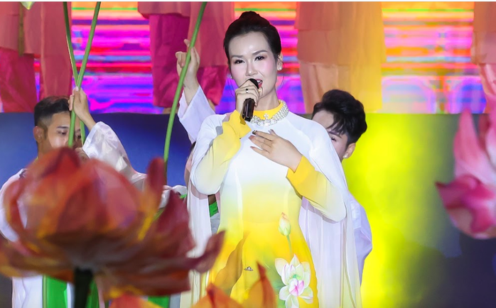 Xúc động đêm tôn vinh di sản văn hóa tâm linh Hà Nam- Ảnh 4. Xúc động đêm tôn vinh di sản văn hóa tâm linh Hà Nam - Ảnh 4.