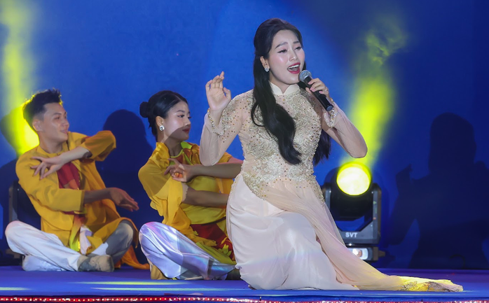 Xúc động đêm tôn vinh di sản văn hóa tâm linh Hà Nam- Ảnh 2. Xúc động đêm tôn vinh di sản văn hóa tâm linh Hà Nam - Ảnh 2.
