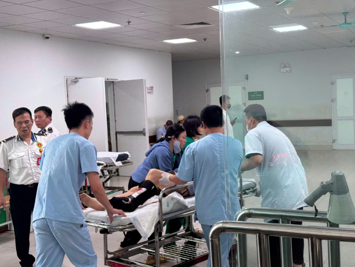 CSGT dùng mô tô đặc chủng mở đường đưa người phụ nữ bị tai nạn giao thông đi cấp cứu- Ảnh 2. CSGT dùng mô tô đặc chủng mở đường đưa người phụ nữ bị tai nạn giao thông đi cấp cứu- Ảnh 2.