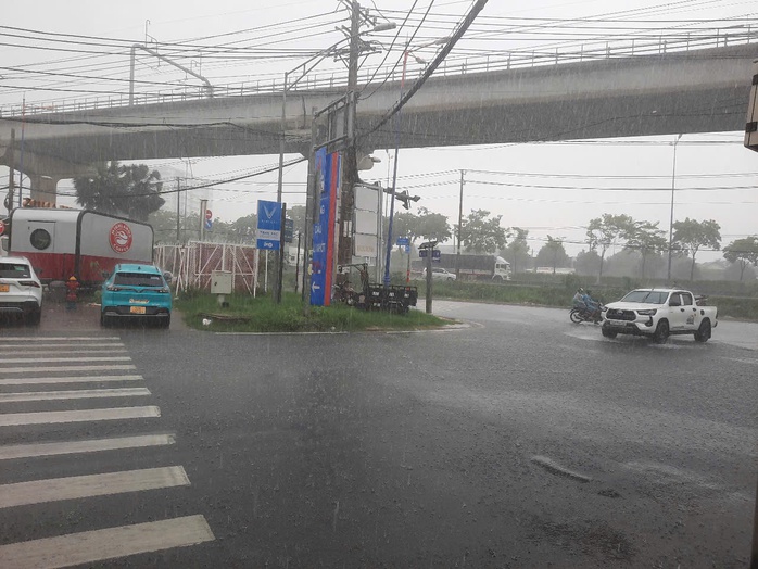 Đã có nơi ở TP HCM mưa to, dự báo chiều tối nay nhiều nơi ở TP HCM có mưa to - Ảnh 1.