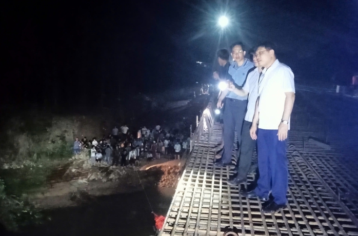 Rủ nhau ra suối tắm, 7 học sinh bị đuổi nước - Ảnh 2.