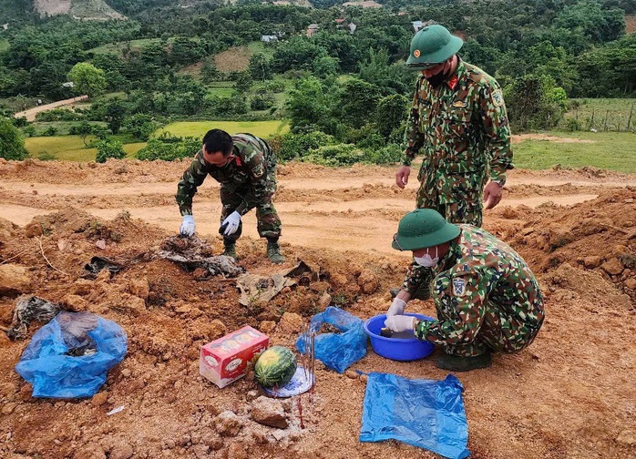 Xúc động Lễ truy điệu, an táng 17 hài cốt liệt sĩ hy sinh tại Lào- Ảnh 6. Xúc động Lễ truy điệu, an táng 17 hài cốt liệt sĩ hy sinh tại Lào- Ảnh 6.