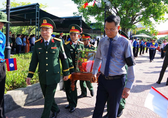 Xúc động Lễ truy điệu, an táng 17 hài cốt liệt sĩ hy sinh tại Lào- Ảnh 4. Xúc động Lễ truy điệu, an táng 17 hài cốt liệt sĩ hy sinh tại Lào- Ảnh 4.