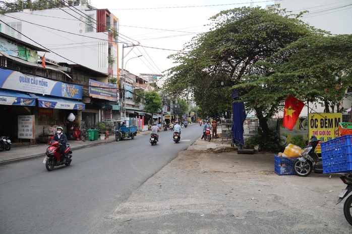 Đường Phạm Văn Bạch: 20 năm mặt bằng chưa xong, đường thành chợ - Ảnh 3.