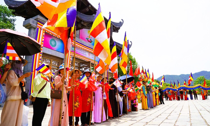Hàng ngàn người đội nắng cung rước xá lợi Đức Phật về chùa Bái Đính- Ảnh 6. Hàng ngàn người đội nắng cung rước xá lợi Đức Phật về chùa Bái Đính- Ảnh 6.